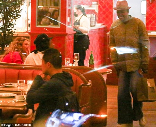 Affair with the Stars: The 20-year-old daughter of former US President Barack Obama, Sasha, happened to be at the restaurant at the same time and cheerfully approached their table to greet