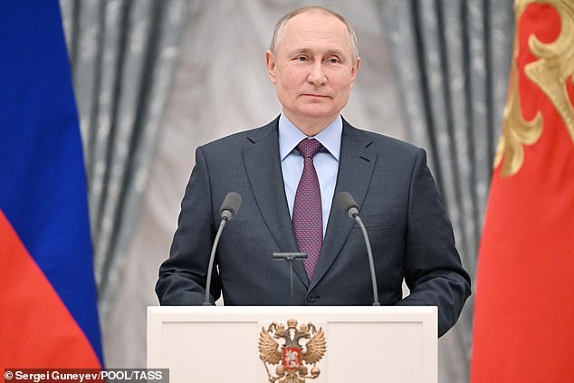 The paranoid bunker old man isolated Putin spends time suffocating