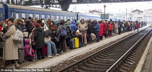 The saddest journey I have ever seen Families crowd platform