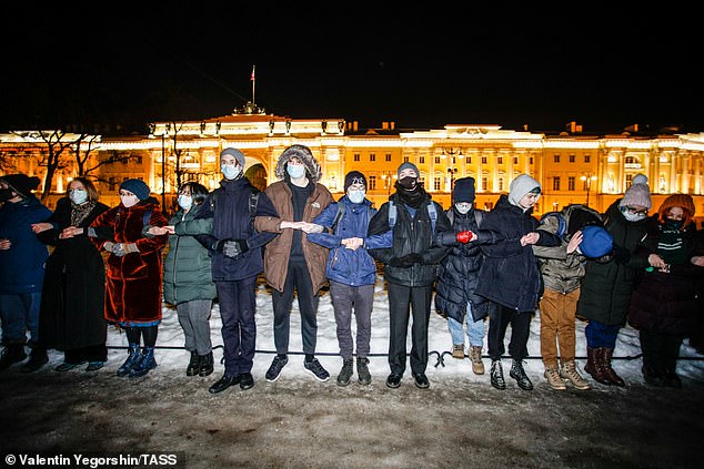 As the outrage grows, the number of protesters grows, and a police commander, the father of a teenage recruit killed in Ukraine, opposes the orders, takes off his police helmet and joins the protesters, making a passionate request that has also been circulated on social media.