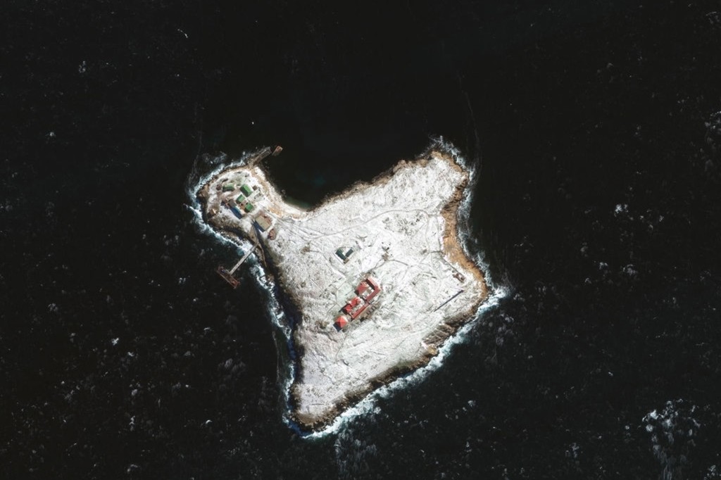 Maxar satellite image of Snake Island