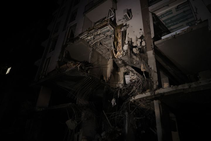 A destroyed apartment building in Kyiv (Ukraine) after a Russian strike, April 28, 2022. (DOGUKAN KESKINKILIC / ANADOLU AGENCY / kyiv)