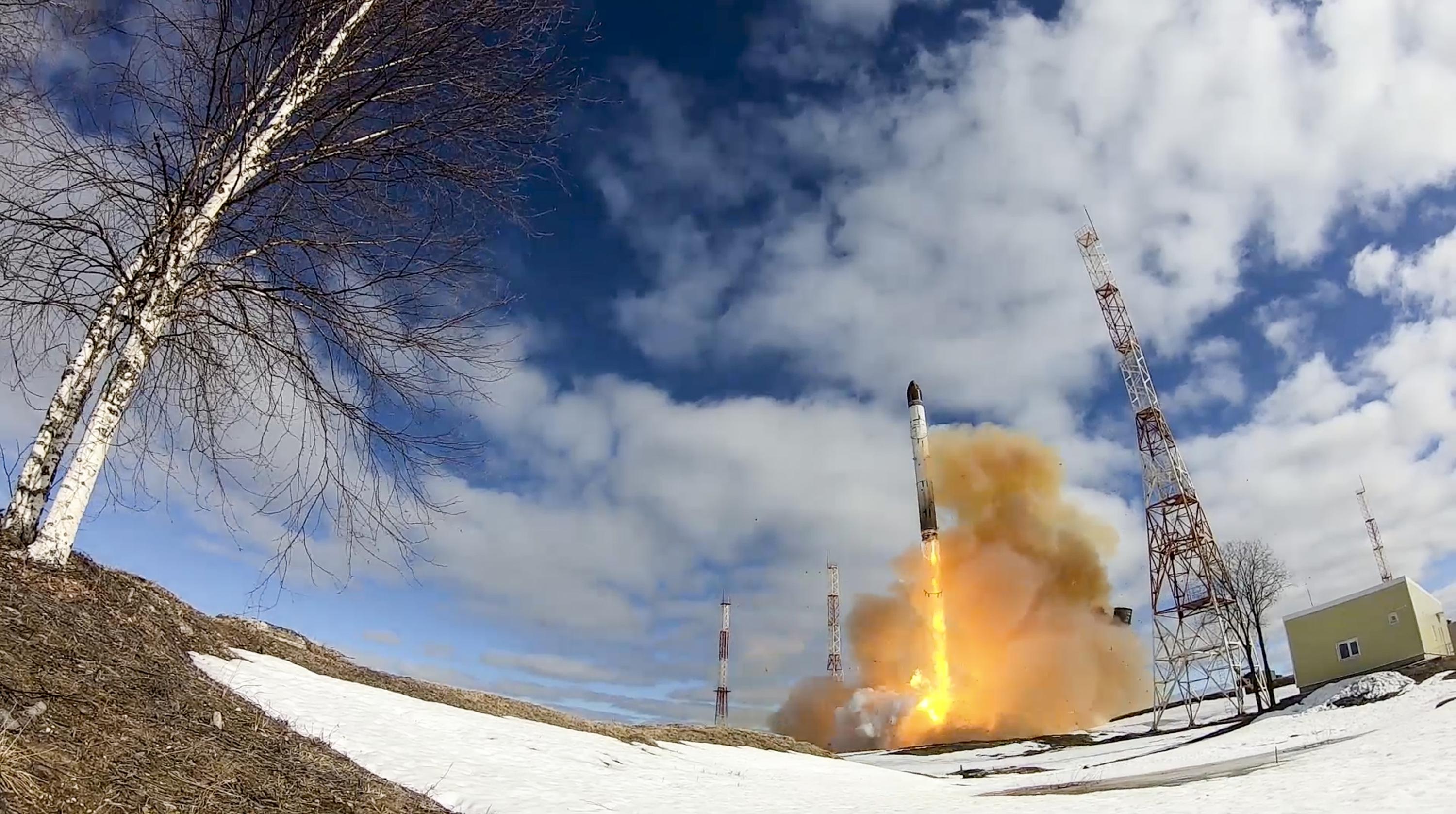 Russian Officer Rocket for carrying multiple hypersonic weapons