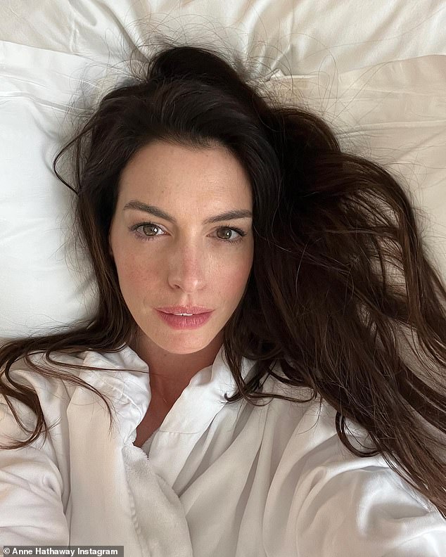Anne Hathaway shows off her natural beauty in stunning selfie