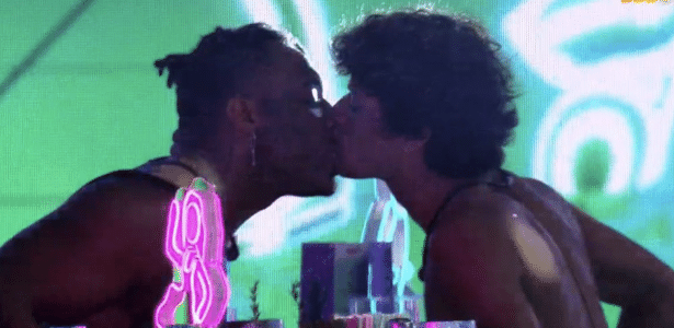 Gabriel Santana and Fred Nicacio kiss at the BBB 23