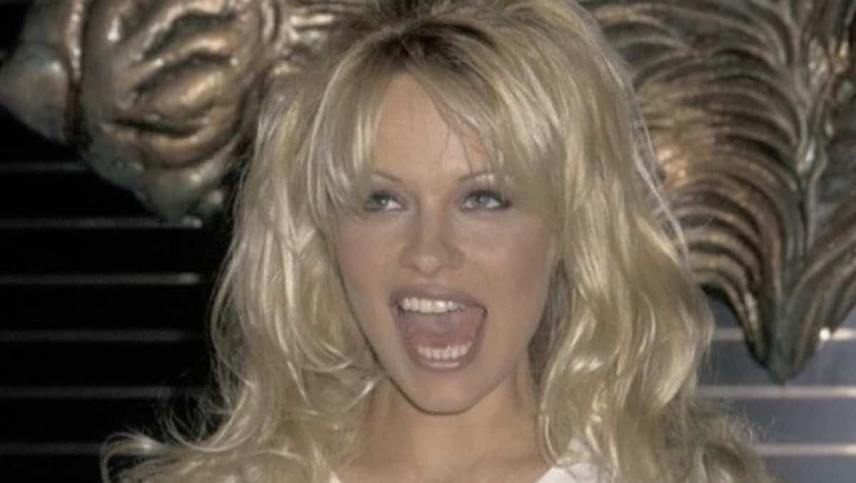 Pamela Anderson appears without make up and causes many reactions