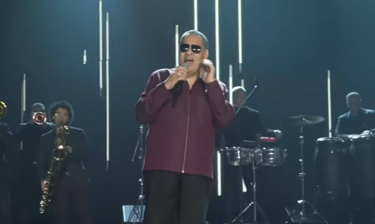 Tito Nieves forgets the lyrics in full homage to Victor