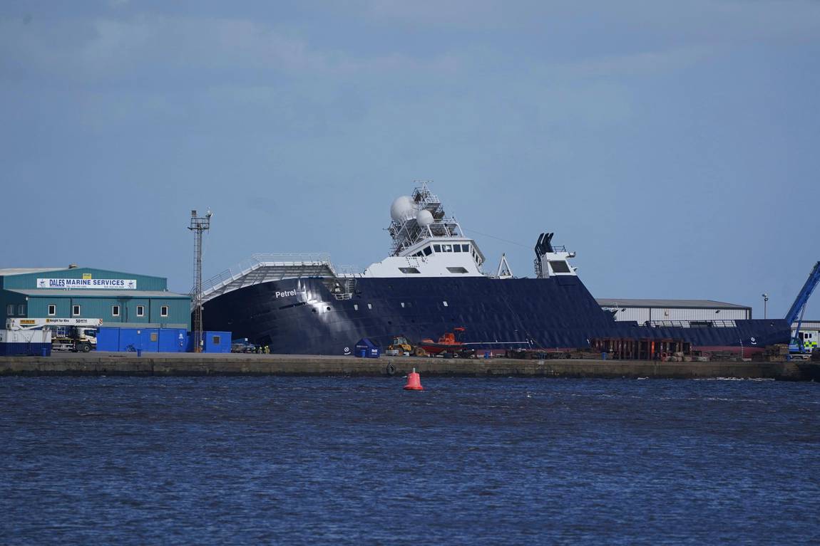 Ship capsizes in UK injuring 25 people see pictures Estadao