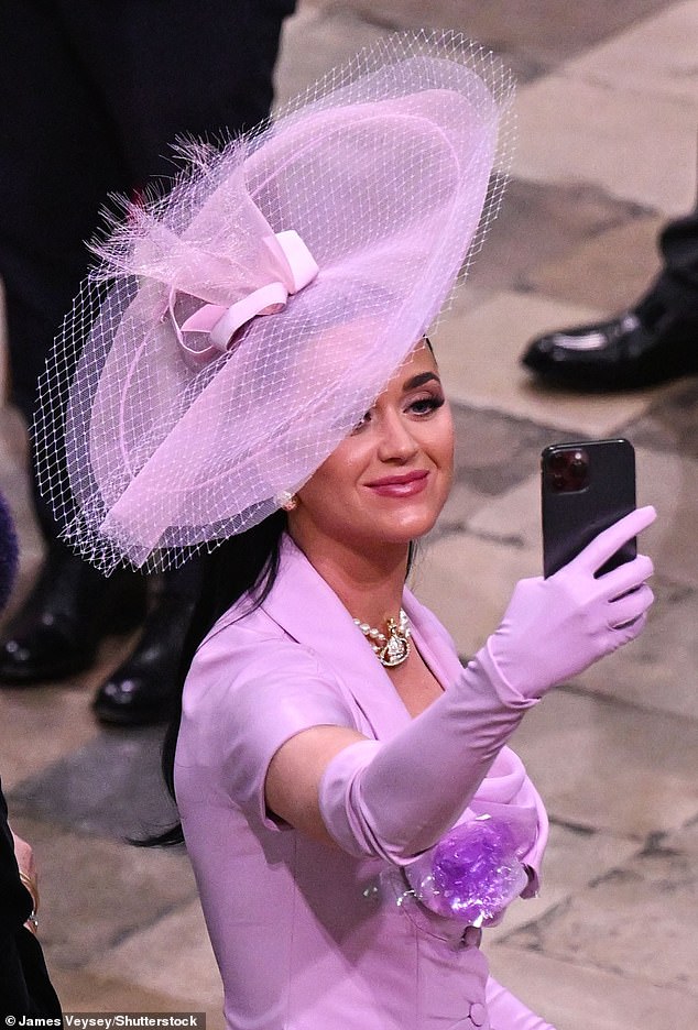 1683401761 400 Katy Perry deserts royal fans as she wanders the abbey