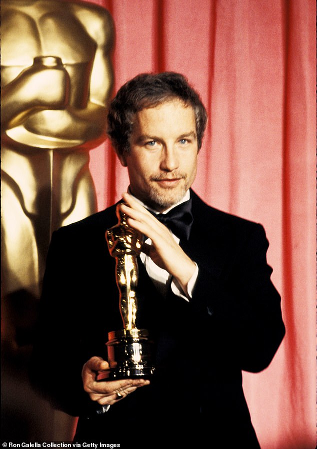 Dreyfuss, who won the 1978 Academy Award for Best Actor for his role in The Goodbye Girl, defied the Academy's new rules