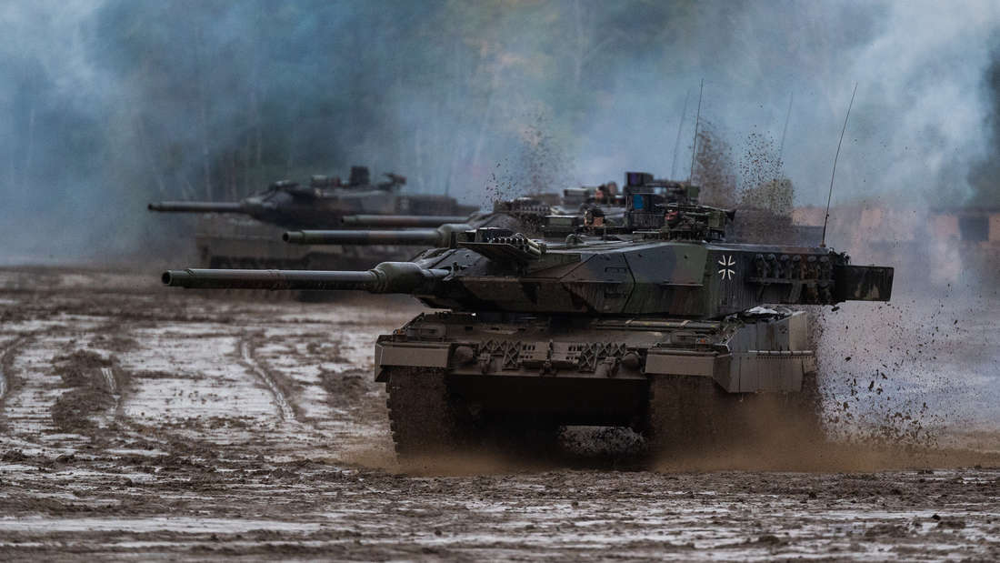 The Bundeswehr has used the Leopard main battle tank in various variants since 1979. Armed with a 120mm cannon, four soldiers aboard the younger models can hit targets at ranges of up to 5,000 meters.  Ukraine will receive Leopard 2 A6 tanks.  When it was launched in 2001, the 62.5 ton vehicle was fitted with a new main gun as an improved variant of the A5.  The A6M model also has increased mine protection.