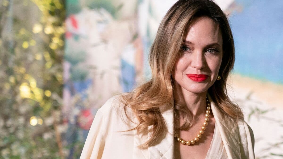 Angelina Jolie pays tribute to her late mother on her