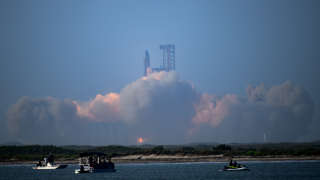 The SpaceX spacecraft lifts off the launch pad April 20, 2023 during a flight test from the starbase in Boca Chica, Texas.  - The rocket successfully launched at 8:33 a.m. Central Time (1333 GMT).  The Starship capsule was scheduled to separate from the first stage rocket booster three minutes into flight, but the separation failed and the rocket exploded.  (Photo by Patrick T. Fallon / AFP)