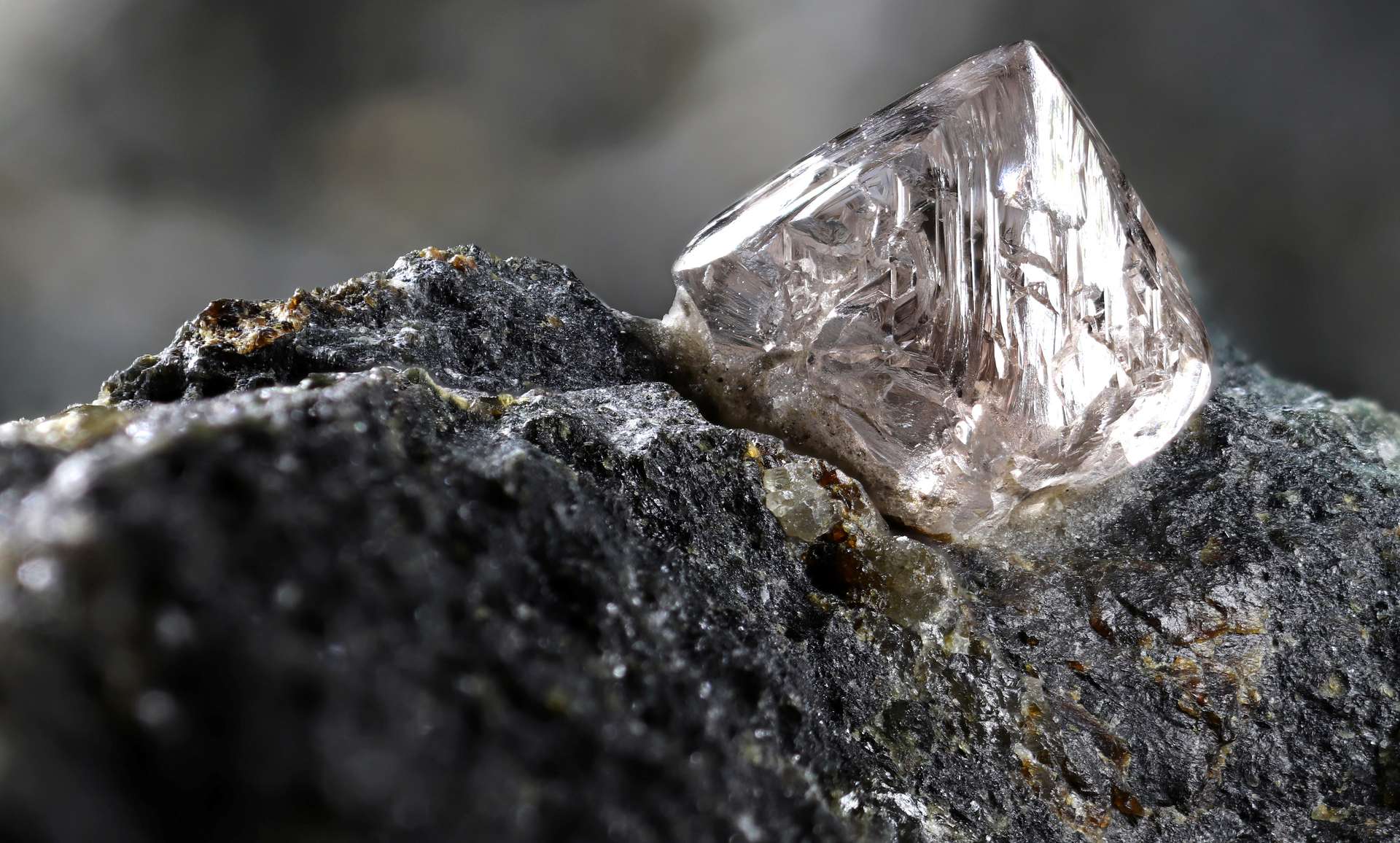 On the trail of the origin of diamond deposits in