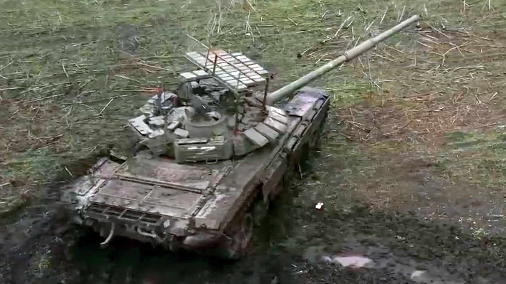 russian-tank-introduces-cope-cage-covered-in-explosive-reactive-armor