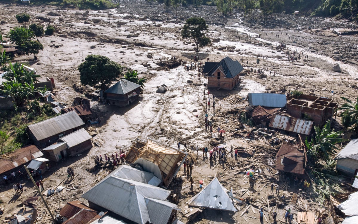 Storm leaves nearly 400 dead and a trail of destruction