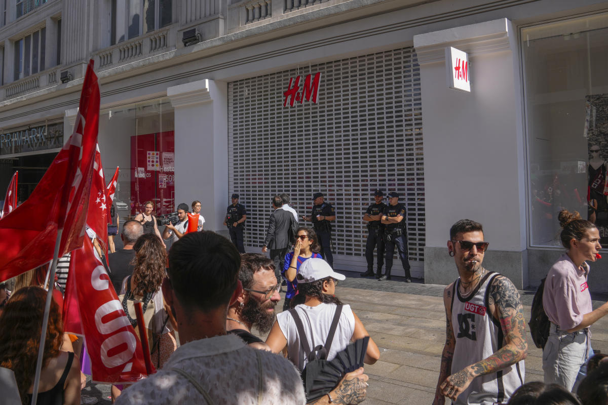 HM workers strike across Spain for higher wages and close