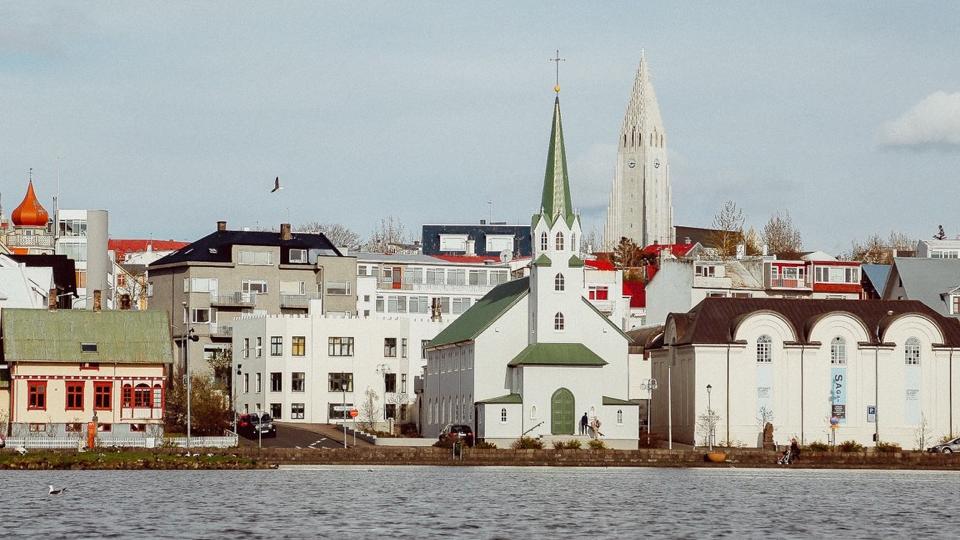 Russia stands firm in Iceland after closing its embassy in