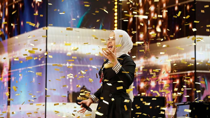 Simon Cowell Receives Golden Buzzer for Blind Singer on Americas