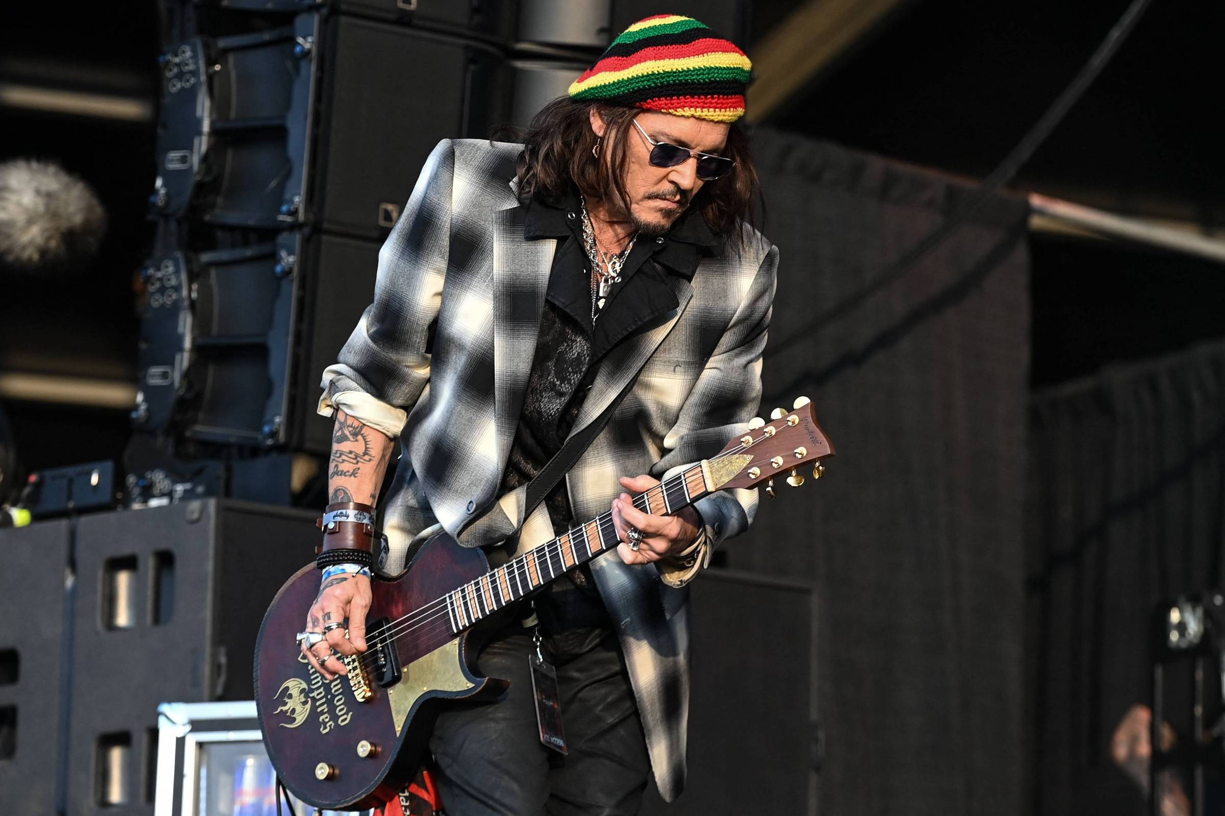 Johnny Depp becomes unresponsive at the hotel and the band