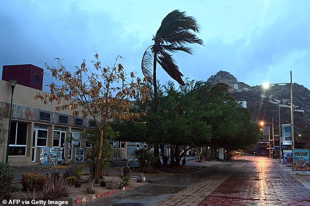 Gusts of wind from Hurricane Hilary are being felt in the port area of ​​Cabo San Lucas on Saturday