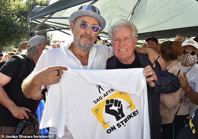 Sheen posed at the demonstration with co-star Schiff and a SAG-AFTRA t-shirt