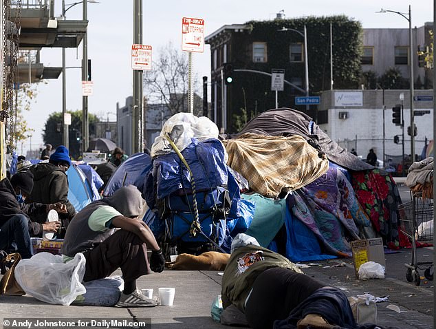 LA Sends Mobile Teams To Skid Row With Oxygen Tanks To Prevent Drug ...