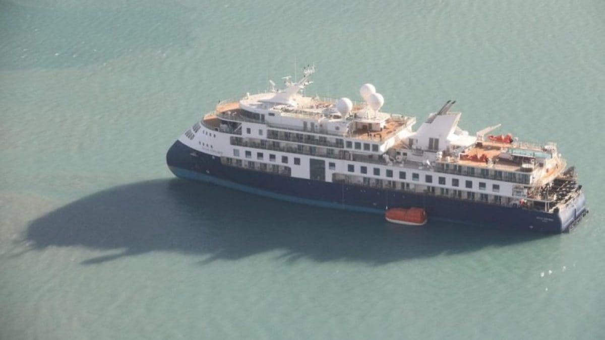 cruise ship stranded in arctic