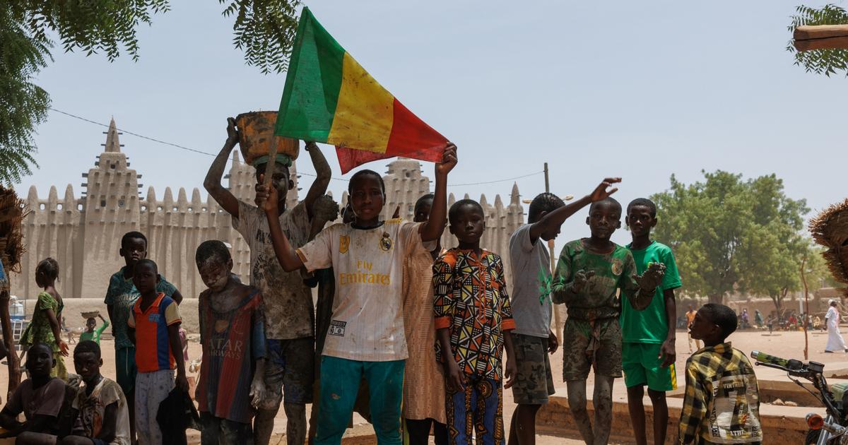 Mali Armed groups claim capture of a key town after