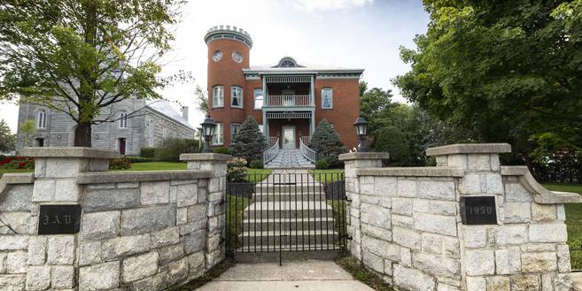 Manoir Bombardier furniture offered for sale La Tribune