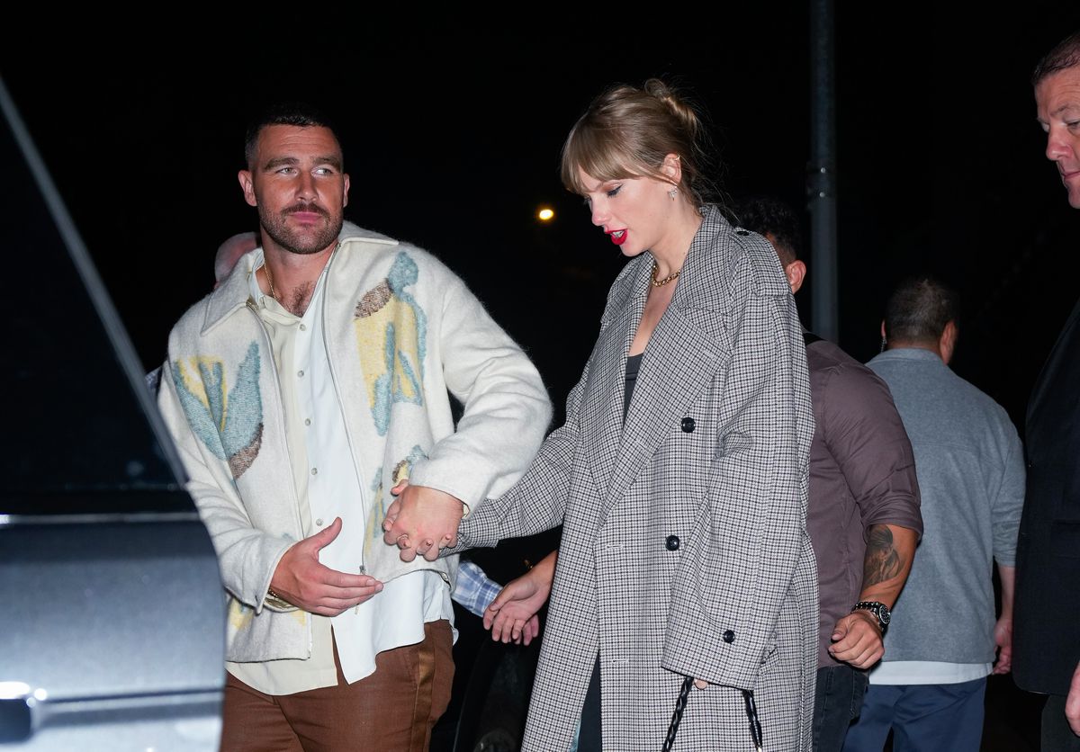 Taylor Swift And Travis Kelce Confirm Their Romance While Holding Hands ...