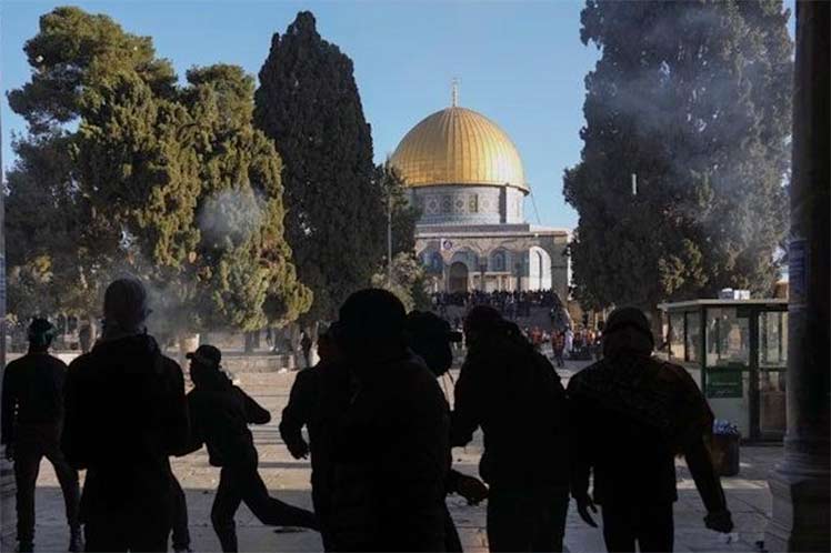 Israelis continue provocations at holy site in Jerusalem