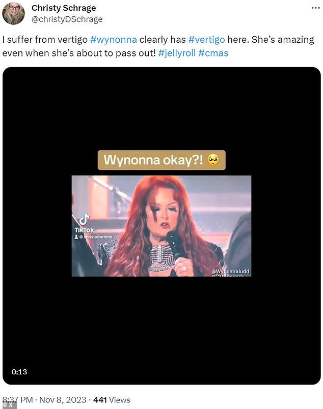 1699526086 758 Wynonna Judd worries fans as she looks unsure and clings