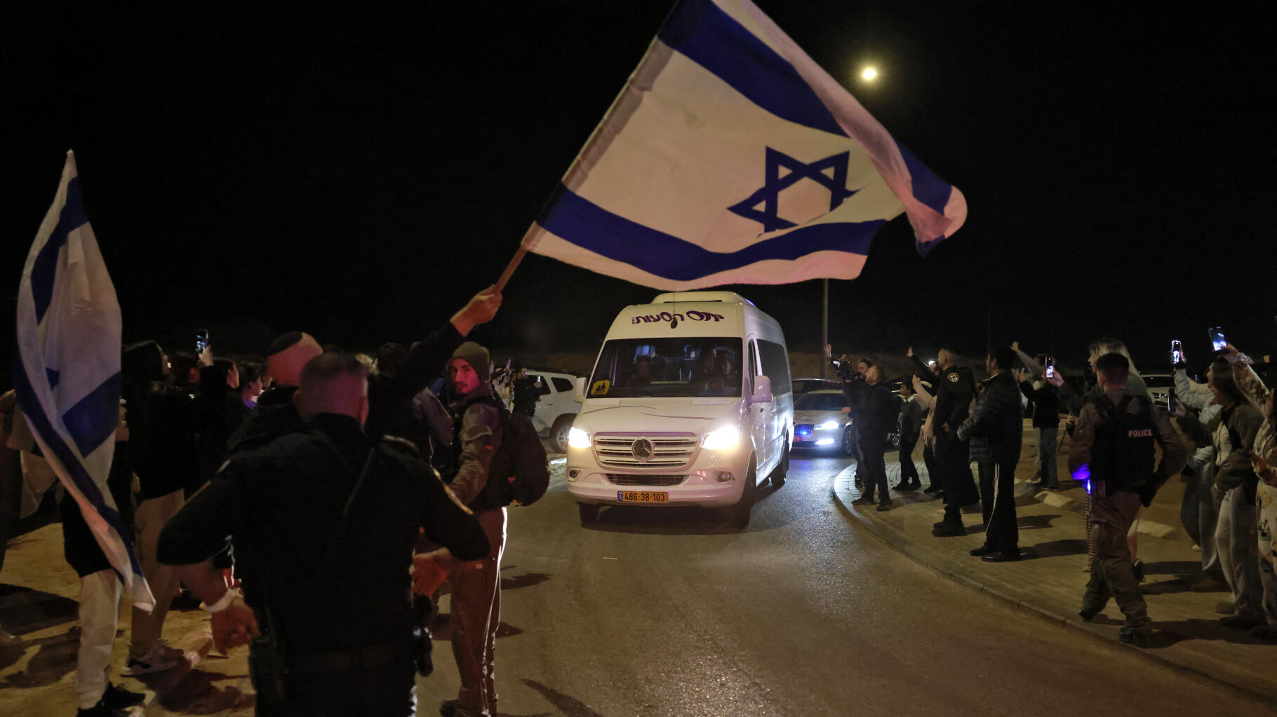 1701302799 A sixth group of Israeli hostages was released by Hamas