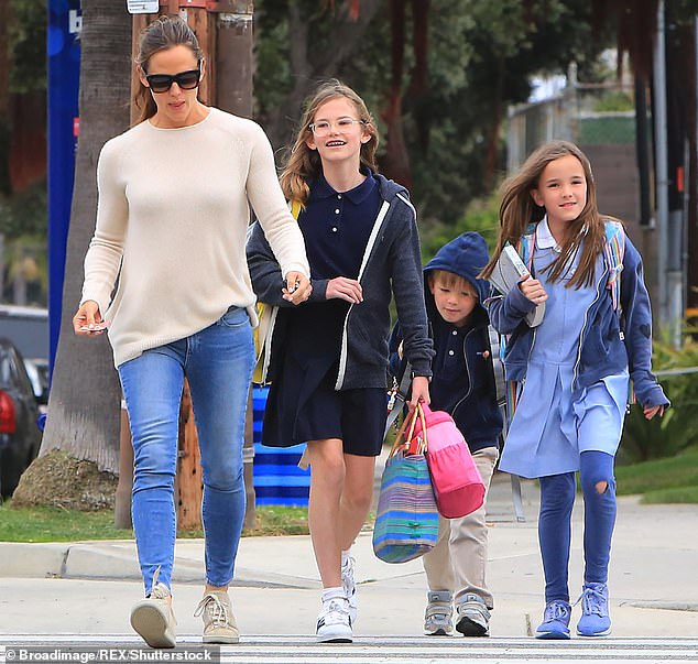 Jennifer Garner Wears A Plaid Jacket Over Workout Clothes... After ...