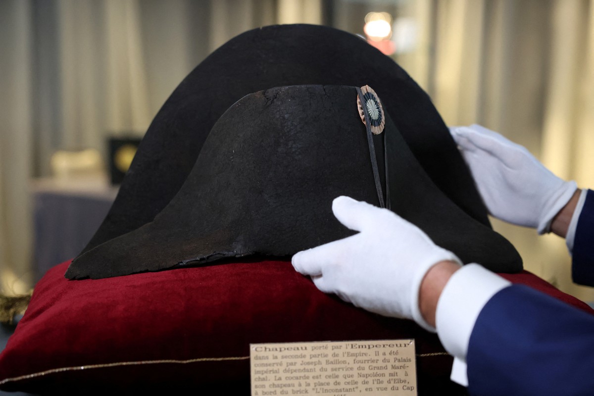 Napoleon Bonapartes hat is auctioned with an estimated price of