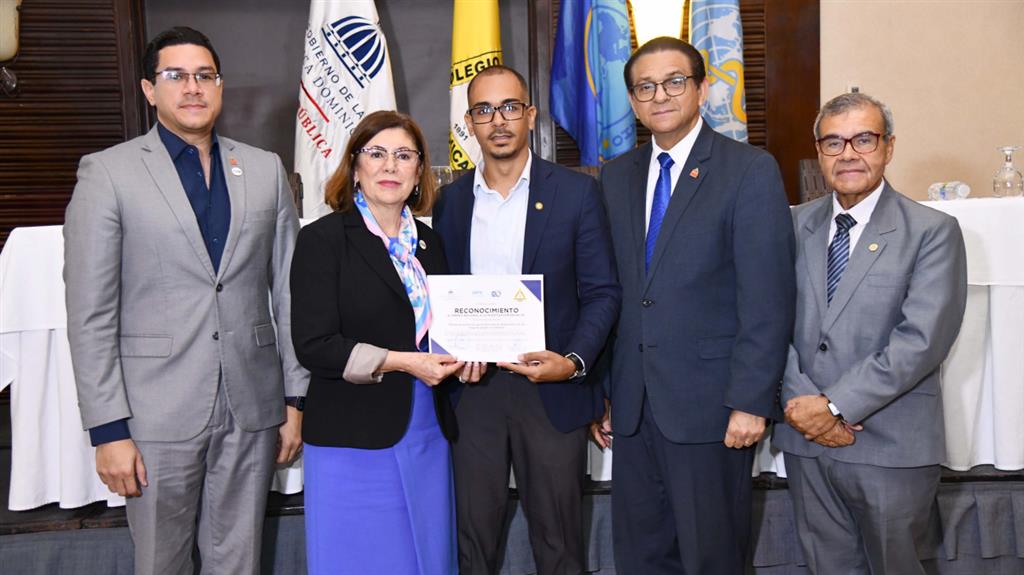 National Health Award Presented In The Dominican Republic - S Chronicles