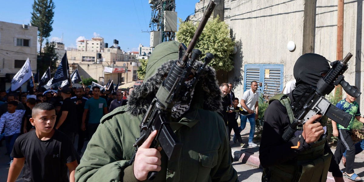 Palestinian militants execute two suspected IDF spies and publicly display