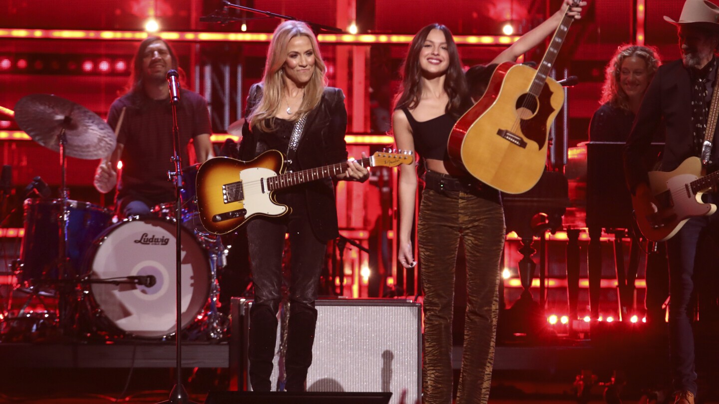 Sheryl Crow And Chaka Khan Drive Crowd Wild At 2023 Rock & Roll Hall Of ...