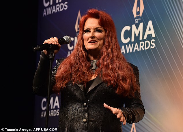 Wynonna Judd worries fans as she looks unsure and clings