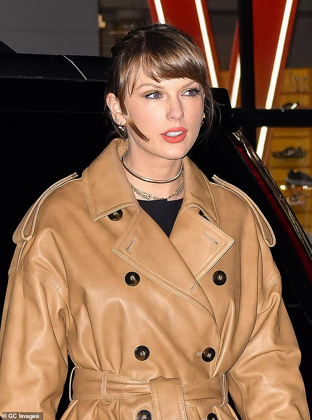 Taylor Swift And Travis Kelce Kiss On The Lips In A New Picture From ...