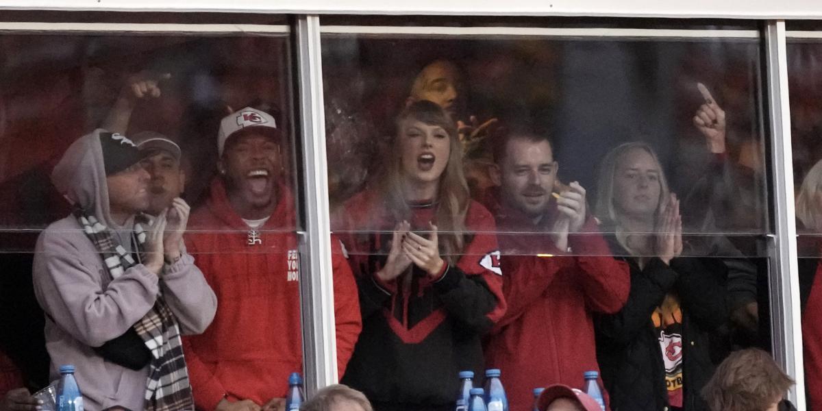 Did Taylor Swift And Travis Kelce Get Married? Tony Romo's Strange ...