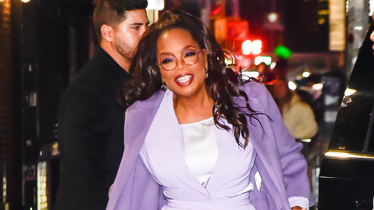 Oprah Winfrey Shows Off Her Stunning Slim Figure In A Lavender Suit As ...