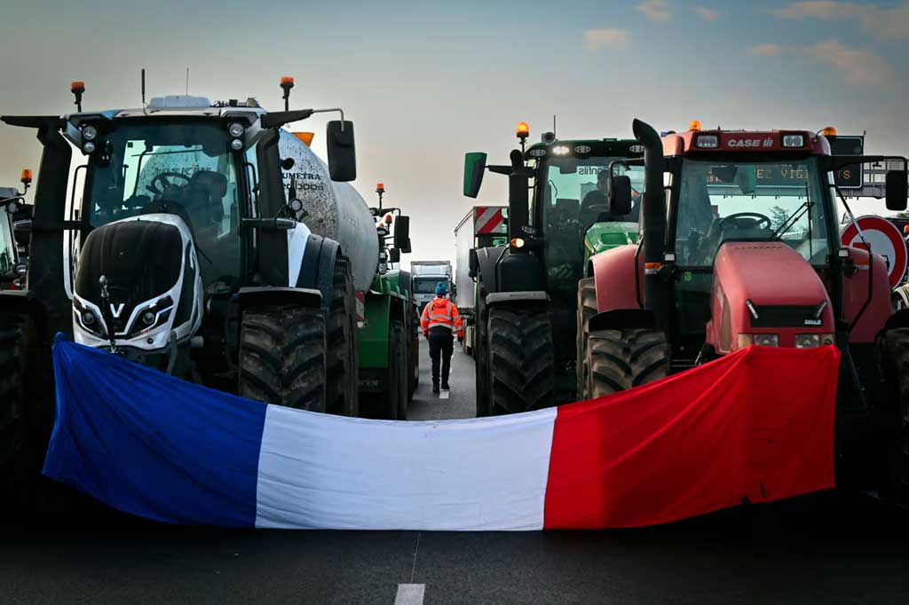 French farmers plan to block Paris