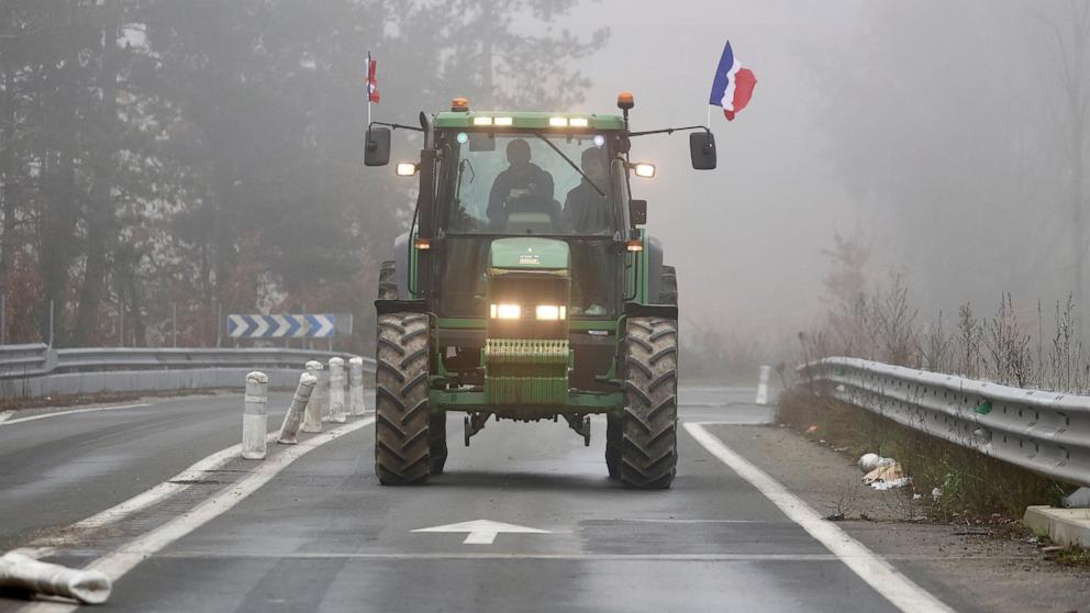 French farmers want to siege Paris in tractor protest Activists