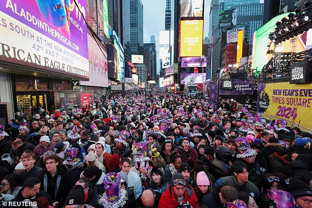 Hundreds Of Thousands Of People Flock To New York's Times Square To ...