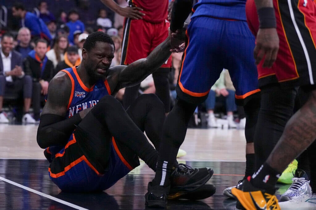 Knicks39 Julius Randle dislocates his right shoulder against Heat and