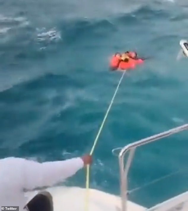 A video showed how passengers on the tour boat that capsized in a bay between Isla Mujeres and Cancún were held to a ring buoy and caught up by a rescue ship