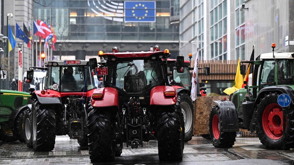 1709003381 Agrarian anger Tractors paralyze Brussels