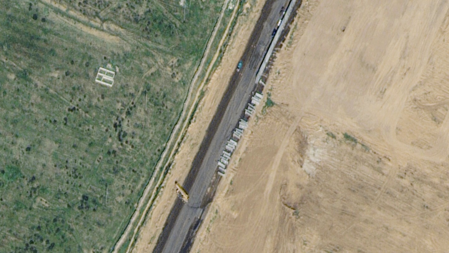 Satellite images show Egypt is building a wall near Gaza.com2F902F442Fcf7995396449a4c4c0e2491d8f082F04a2fa9d75234e28a5ee52f8ae1a31af